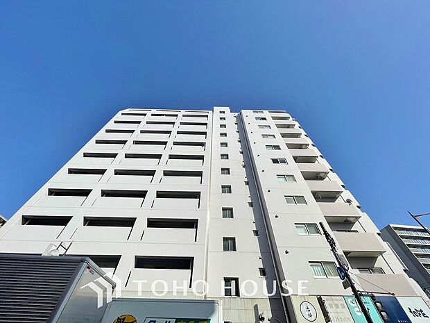 「中銀松戸マンシオン」6階角部屋で陽当たりに恵まれた室内は、2024年4月に新規内装リノベーション済み。新生活にぴったりな住戸です。