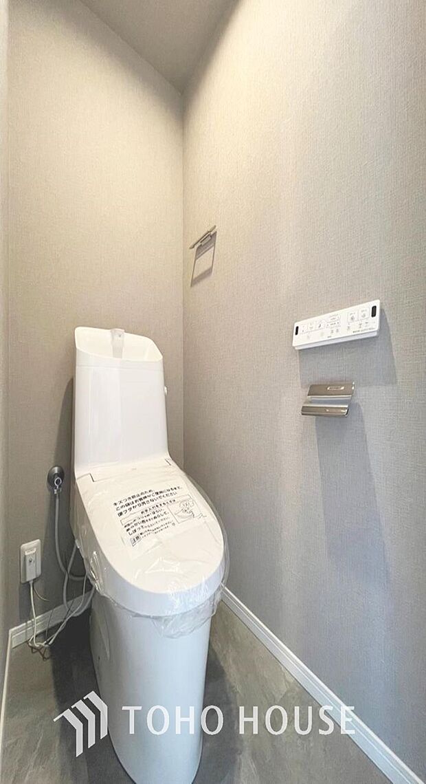 「リフォーム済・トイレ」トイレは快適な温水洗浄便座付です。清潔感と落ち着きのあるカラーで統一。いつも清潔な空間であって頂けるよう配慮された造りです。