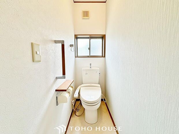 「温水洗浄便座付きトイレ」トイレは快適な温水洗浄便座付です。清潔感のあるホワイトで統一。窓も完備され、いつも清潔な空間であって頂けるよう配慮された造りです。