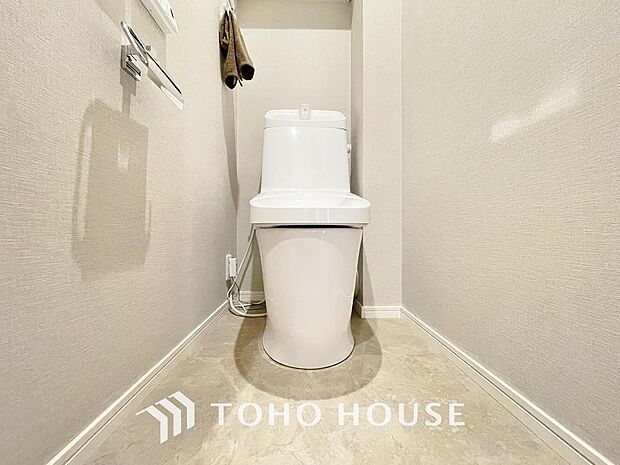 「リフォーム済・温水洗浄便座付きトイレ」トイレは快適な温水洗浄便座付です。いつも清潔な空間であって頂けるよう配慮された造りです。