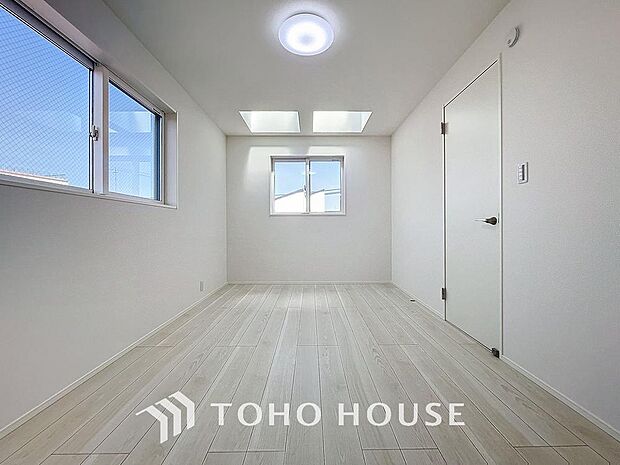 「二面採光・通風良好」居室に窓が2ヶ所あるので、明るさの確保と、風の通り道ができることで換気のしやすいお家になっています。