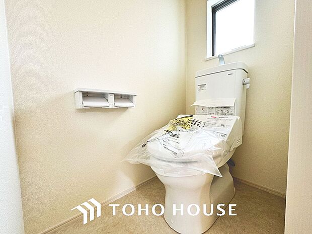 「トイレ」水周りはシンプルに清潔感のあるホワイトで統一。換気出来るよう、窓も完備。いつも清潔な空間であって頂けるよう配慮しました。