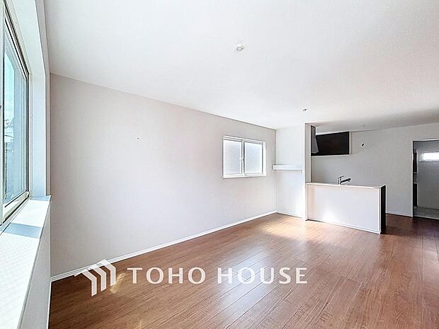 「リビングダイニング」大きな窓辺からの日差しが暖かい室内は、自然と住まう人の気分も明るくなり、リビングでの素敵なワンシーンが演出されます。