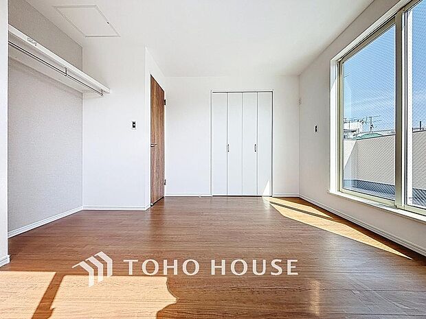 「バルコニーに面した居室」主寝室は十分な広さに加えて、快適に目覚められるよう、大きな採光窓を設けました。