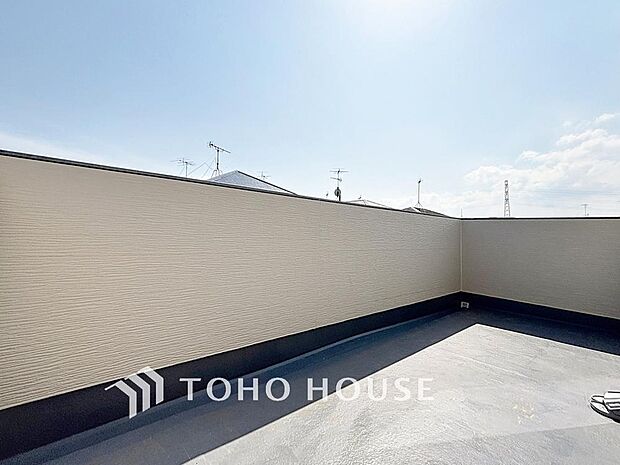 「透き通る青空の下で癒しの時を満喫する」ルーフバルコニーは、お庭よりも人目が気にならないプライベート空間です。BBQは勿論、夕焼けや星空など、豊かな空の表情もお楽しみいただけます。