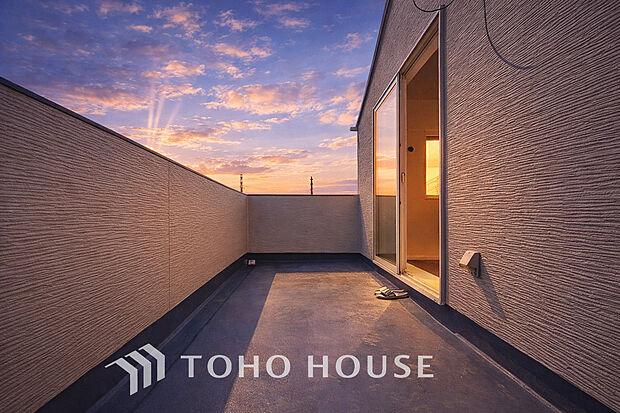 「透き通る青空の下で癒しの時を満喫する」ルーフバルコニーは、お庭よりも人目が気にならないプライベート空間です。BBQは勿論、夕焼けや星空など、豊かな空の表情もお楽しみいただけます。