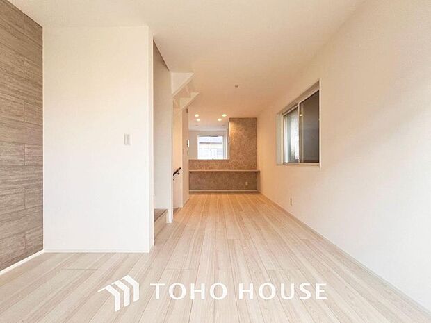 「リビングダイニング」家族の暮らしに思いを馳せて、日常のワンシーンを表現した空間。シンプルな機能美とスマートな空間美。家族みんなが自然体で過ごせる心地良さ生み出しています。