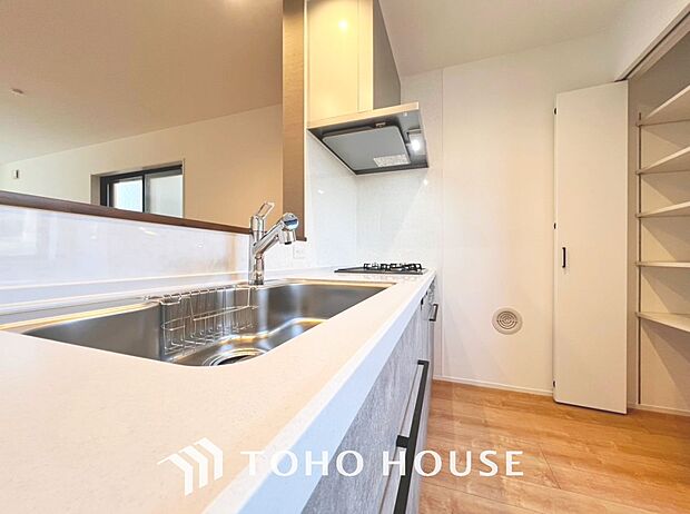 「キッチン」お部屋の雰囲気に溶け込む、インテリアの一部のようなオープンキッチンです。リビングにいるご家族とのおしゃべりを楽しみながらの作業が可能です。