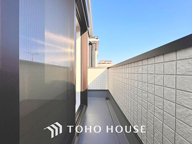 「バルコニー」都市型生活をより快適にコーディネートするかのように、周りの情景とマッチしたバルコニー。住まうご家族の心地よさを最優先したバルコニーでは様々な時間を楽しめます。