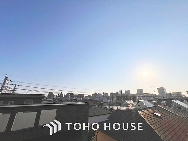 「穏やかな街並みの眺望」穏やかな街並みを一望しながら、爽やかな風と柔らかく降り注ぐ陽光を感じて頂けます。心地良い開放感が暮らしにゆとりと充足感をもたらします。