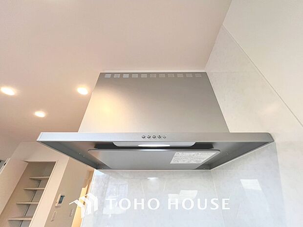 昨今主流のスリムタイプのレンジフード。そのスタイリッシュな見た目から、インテリアとしても高い人気がある型です。また、スリム型の大きなメリットとして、掃除のしやすさがあります。