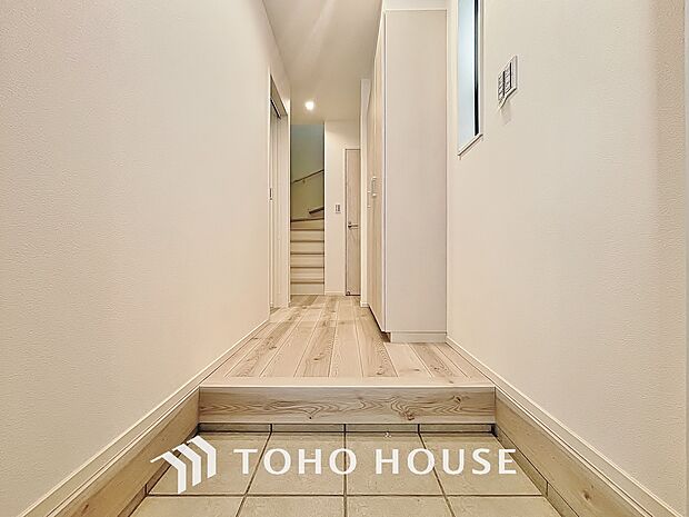 「玄関」人を迎え入れる最初の場所だからこそ、清潔感があり纏まった空間にして頂ける様にゆとりあるシューズボックスを設置しました。おでかけの時も帰宅の時も、すっきりとした玄関は気持ちが良いものです。