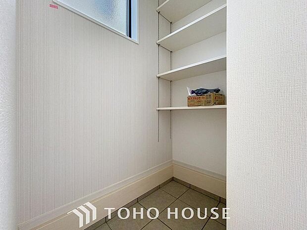 「SIC付き。」充実の玄関収納スペース。ゴルフバックやお子様のスポーツ用品などがそのまましまえます。かさばりがちなベビーカーの収納もできますので、小さなお子様のいる家庭も安心です。