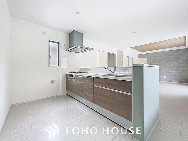 「対面式キッチン仕様」キッチンスペースは、ゆとりの広さを確保。開放的な対面式キッチンなので、ご家族との会話を楽しうことはもちろん、お子様を見守りながら家事時間を進められます。