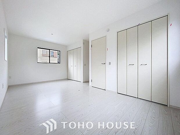 「9.7帖。ゆとりの主寝室。」主寝室は十分な広さに加えて、快適に目覚められるよう、大きな採光窓を設けました。