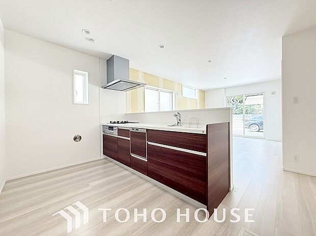 「対面式キッチン仕様」キッチンスペースは、ゆとりの広さを確保。開放的な対面式キッチンなので、ご家族との会話を楽しうことはもちろん、お子様を見守りながら家事時間を進められます。