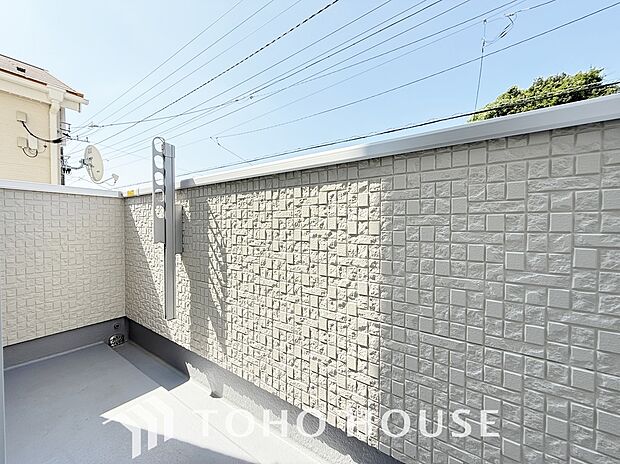 「バルコニー」都市型生活をより快適にコーディネートするかのように、周りの情景とマッチしたバルコニー。住まうご家族の心地よさを最優先したバルコニーでは様々な時間を楽しめます。