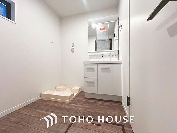 「スマートな洗面台×ゆとりの洗面空間」三面鏡が付いた洗面台はお掃除やメンテナンスが楽です。ドラム式の洗濯機を配置しても十分なスペースを確保した、ゆとりある広さの設計となっております。