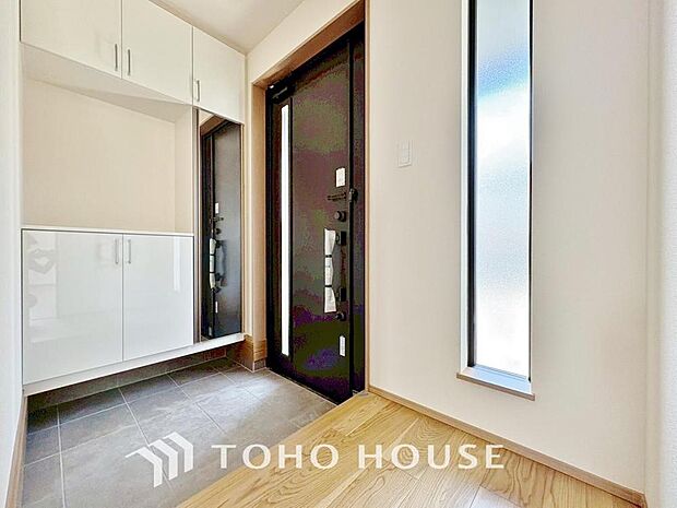 「自然光入る明るい玄関。」人を迎え入れる最初の場所だからこそ、清潔感があり纏まった空間にして頂ける様にゆとりあるシューズボックスを設置しました。