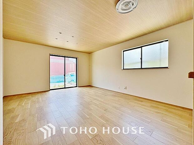 「南西から採光入るリビング。」朝は爽やかな日差しを浴びながら、家族みんなでおいしい朝食。昼下がりには読書やお昼寝でもしながらのんびりと過ごすひと時。家族が集まる空間を、一番明るい空間に。