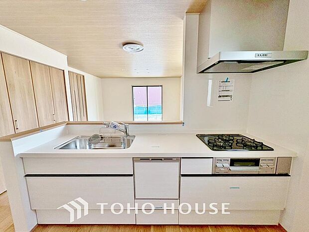 「食洗機搭載・家事ラクキッチン。」食洗機付きキッチンです。洗い物の手間を減らすことでご家族での会話も増え楽しい新生活の始まりです。