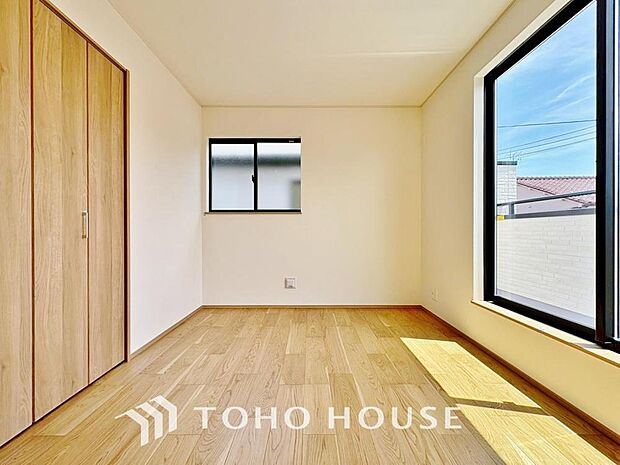 「バルコニーに面した約6帖の居室。」書斎としても、趣味やくつろぎのスペースとしてお使いいただけます。家族と一緒に楽しい時間を過ごす中にも、一人でくつろげる時間と場所は特別なものになります。