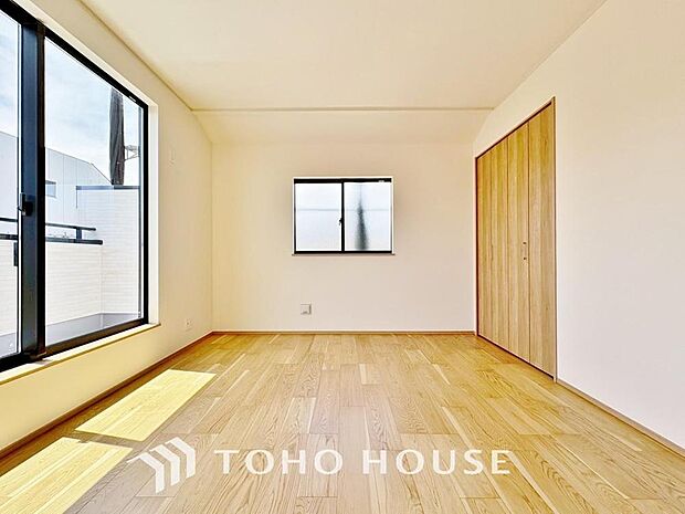 「約7帖あるゆとりの主寝室。」温もりある自然光を感じていただける居室です。飽きのこないナチュラルなデザインの空間は、色褪せることのない心地良さを作ります。