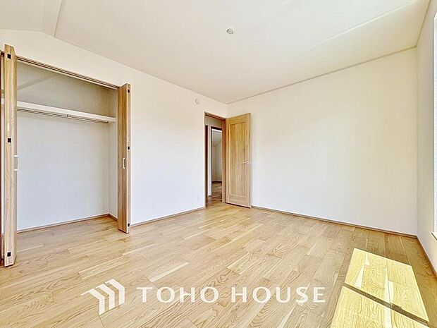 「各居室にクローゼットを完備。」シンプルな内装は、時が経ちニーズが変わっても、フレキシブルに活用頂けます。
