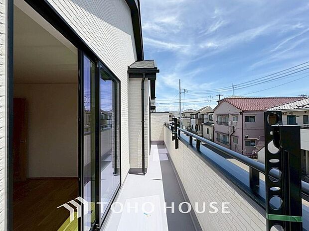 「バルコニー」周りの情景とマッチしたバルコニー。住まうご家族の心地よさを最優先したバルコニーでは様々な時間を楽しめます。