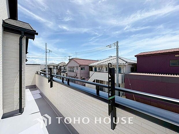 「穏やかな街並みの眺望」穏やかな街並みを一望しながら、爽やかな風と柔らかく降り注ぐ陽光を感じて頂けます。心地良い開放感が暮らしにゆとりと充足感をもたらします。