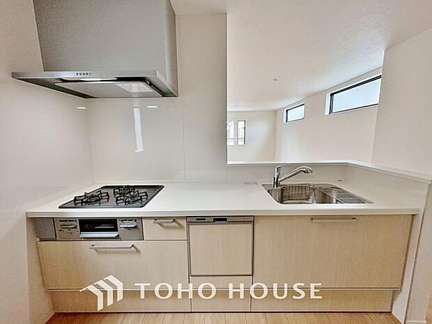 「カウンターキッチン。」効率よくお料理ができるコンロ・収納を完備したシステムキッチン。確かな機能性を実感頂けます。