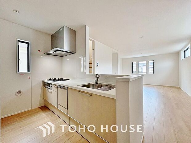 「家事時短の叶うキッチン◎」効率よくお料理ができる3口コンロ・食洗機・出し入れしやすいスライド収納を完備したシステムキッチン。確かな機能性を実感頂けます。