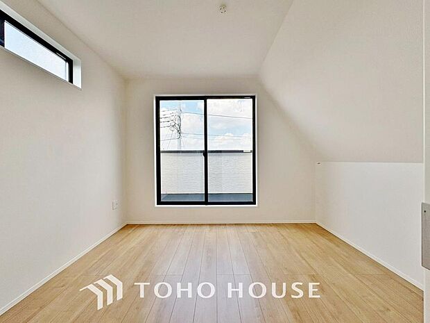 「バルコニーに面した居室」主寝室は十分な広さに加えて、快適に目覚められるよう、大きな採光窓を設けました。