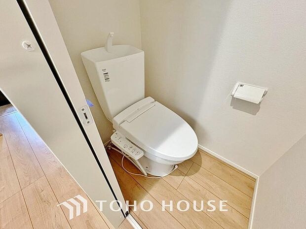 「温水洗浄便座付きトイレ」トイレは快適な温水洗浄便座付です。清潔感のあるホワイトで統一しました。いつも清潔な空間であって頂けるよう配慮された造りです。