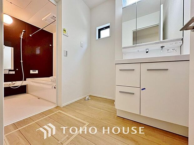 「清潔な印象の洗面室」明るく清潔感のある色調で纏められた洗面室は、機能性に富んだ三面鏡と使い勝手の良い収納を完備した洗面台を設置。洗濯機置場も完備し、大変充実しております。