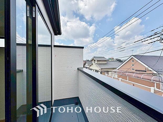 「バルコニー」都市型生活をより快適にコーディネートするかのように、周りの情景とマッチしたバルコニー。住まうご家族の心地よさを最優先したバルコニーでは様々な時間を楽しめます。