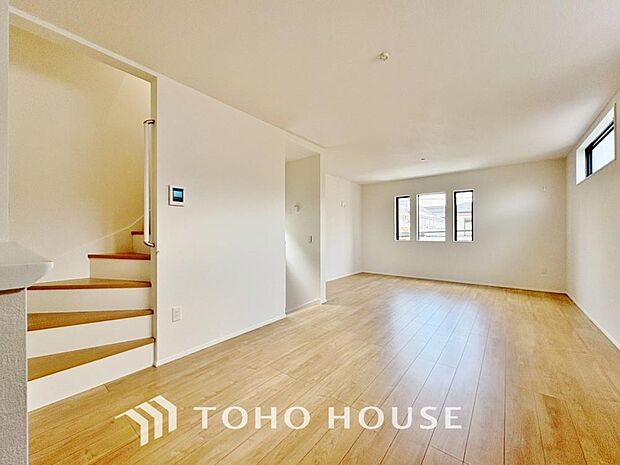 「憩いの場リビング」くつろぎを愉しむリビングルームは憩いの場となります。リビングとダイニングの空間機能を活かし、巧みに使い分ける発想が、ライフスタイルに新しいゆとりをもたらします。