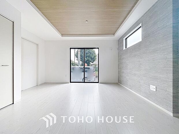 「採光面の多いLDK。」団欒の場であるリビングには採光窓を多く取り入れていますので、暖かな陽光と心地よい風が贅沢に降り注ぎます。