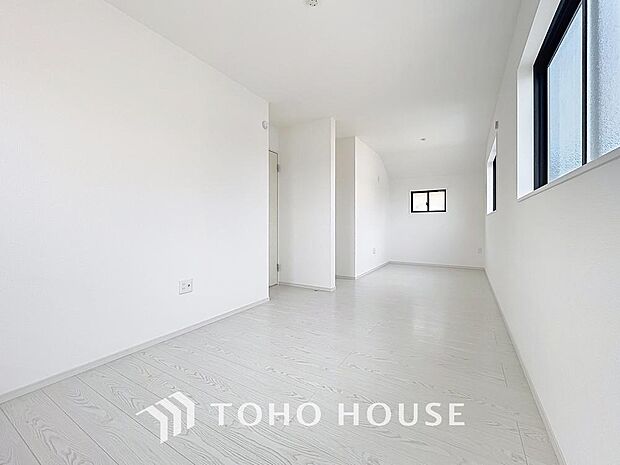 「10帖。ゆとりの主寝室。」主寝室は十分な広さに加えて、快適に目覚められるよう、大きな採光窓を設けました。