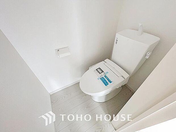 「温水洗浄便座付きトイレ」トイレは快適な温水洗浄便座付です。清潔感のあるホワイトで統一しました。いつも清潔な空間であって頂けるよう配慮された造りです。