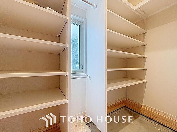 「大容量のSIC付き。」充実の玄関収納スペース。ゴルフバックやお子様のスポーツ用品などがそのまましまえます。かさばりがちなベビーカーの収納もできますので、小さなお子様のいる家庭も安心です。