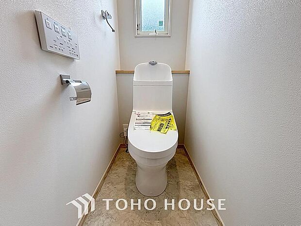 「温水洗浄便座付きトイレ」トイレは快適な温水洗浄便座付です。清潔感のあるホワイトで統一しました。いつも清潔な空間であって頂けるよう配慮された造りです。