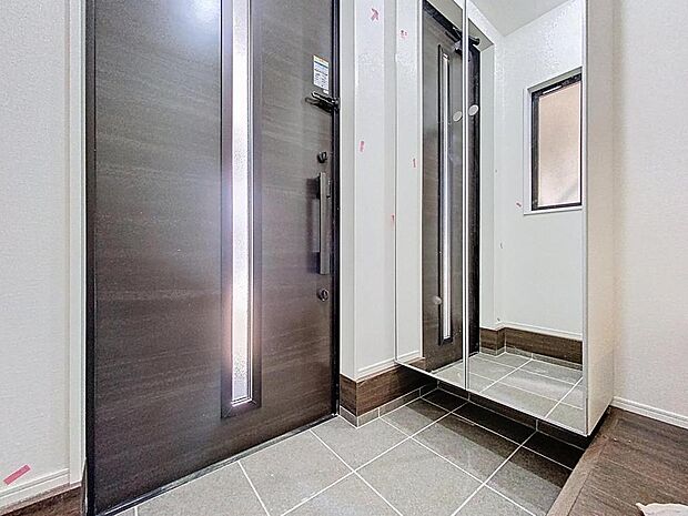 「姿見ミラー付きの玄関。」お出かけ前に身だしなみチェックのできる姿見ミラーのシューズBOXです。