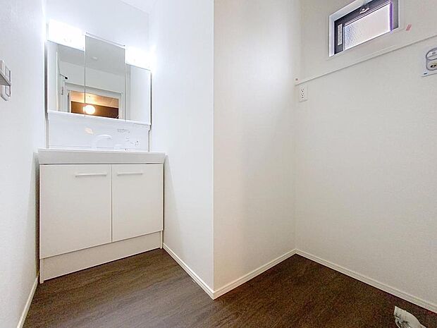 「シャワー機能付きの洗面台。」シンプルだからこそ使いやすい。スタンダードなデザインの洗面ボウルは清潔感あるホワイトです。