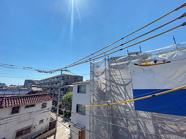 「眺望」穏やかな街並みを一望しながら、爽やかな風と柔らかく降り注ぐ陽光を感じて頂けます。