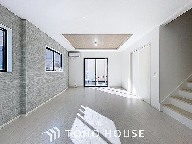 「家族団欒の寛ぎ空間」LDKでは家族が集まり一緒の時間を過ごせる工夫がされております。何気ない一日の当たり前のひとコマがいつか一生の宝物になります。