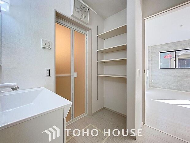 「スペースを有効活用して上部に収納棚を設置」洗濯機置き場上部には、リネンなどのストックに便利な収納棚を設置した洗面室です。