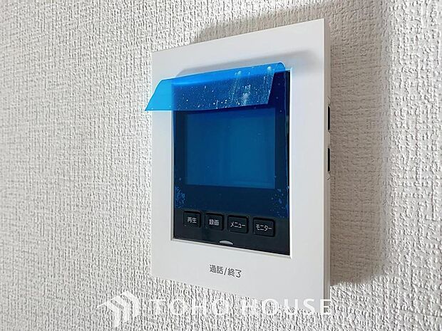 「見える安心」をカタチにしました。誰が来てもわかる様にモニター付きインターホンを設置。家事導線を考慮した個所に設置し、防犯性と利便性に優れ快適と安らぎを合わせた優しい設計。