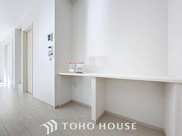 「リモートワーク対応。」移ろうニーズに対応したお家。リモートワークも快適に。カウンターデスクが設置されております。お仕事だけではなく、家事や勉強、趣味のスペースとしてもお使い頂けます。