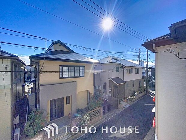 「穏やかな街並みの眺望」穏やかな街並みを一望しながら、爽やかな風と柔らかく降り注ぐ陽光を感じて頂けます。心地良い開放感が暮らしにゆとりと充足感をもたらします。